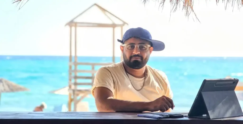 Entrepreneur-balancing-remote-work-and-travel-as-a-digital